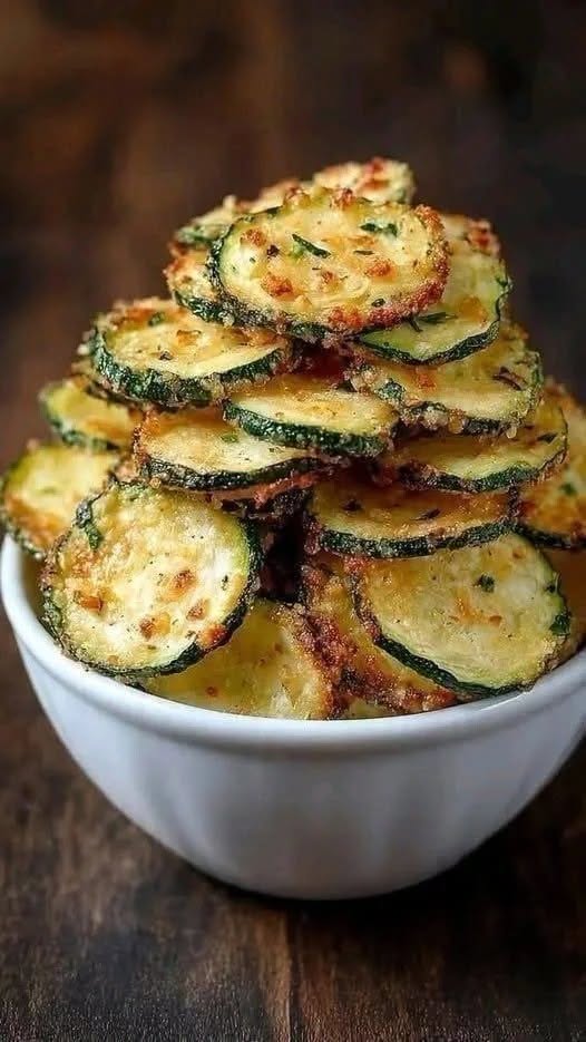 Crispy Parmesan Zucchini Chips: 1 Easy Recipe For The Perfect Healthy Snack 1 A close-up photo of crunchy Crispy Parmesan Zucchini Chips showing a golden parmesan crust.