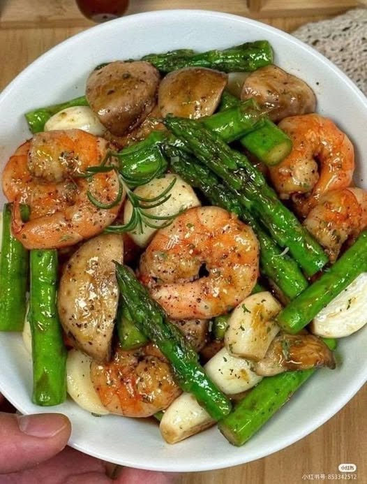 7 Delicious Reasons to Love This Garlic Butter Shrimp with Asparagus & Mushrooms